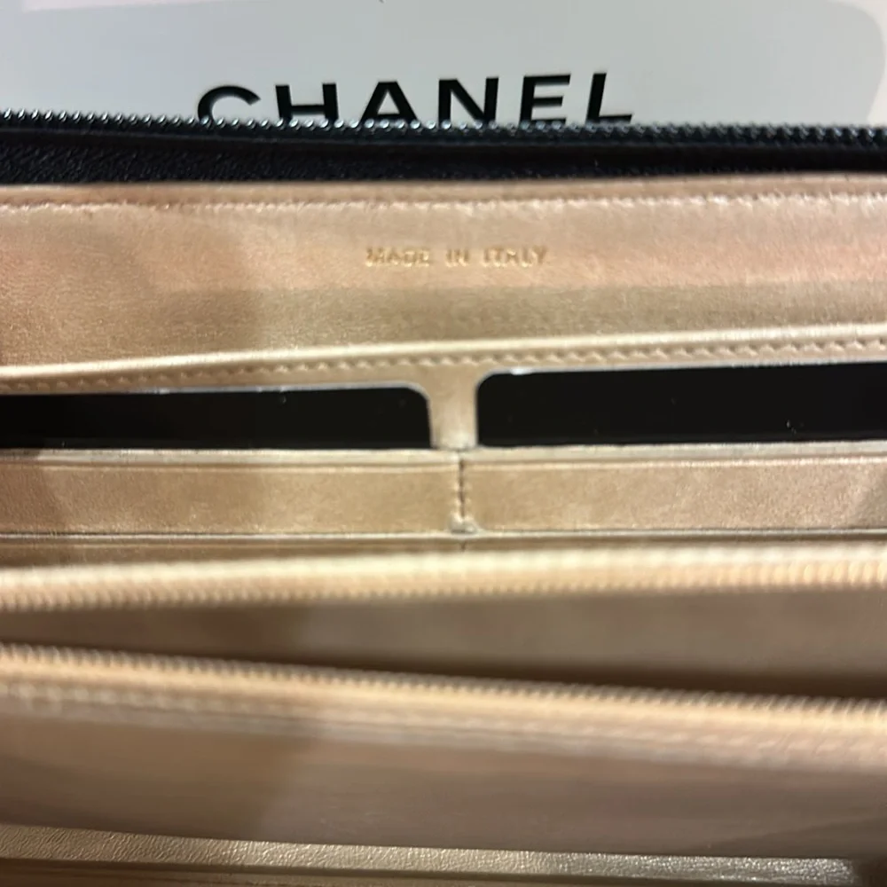 CHANEL Black leather Floral Camellia Embossed Wallet CC Gold Logo
